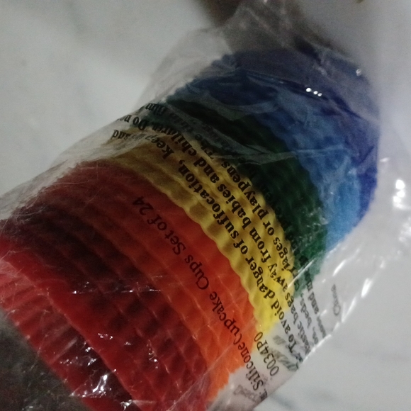 Rainbow Silicone Cupcake Liners set of 23 Reuseable Cupcake liners new with tags - Picture 6 of 6